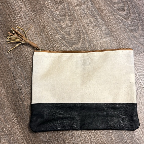 Monogram “L” clutch with dual linen top and faux leather bottom - Picture 2 of 5